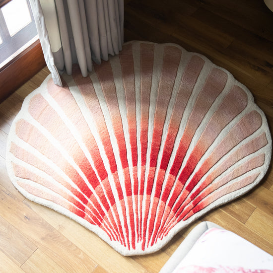 Queen Scallop Rug – hand-tufted multicolour shaped rug by Ohana