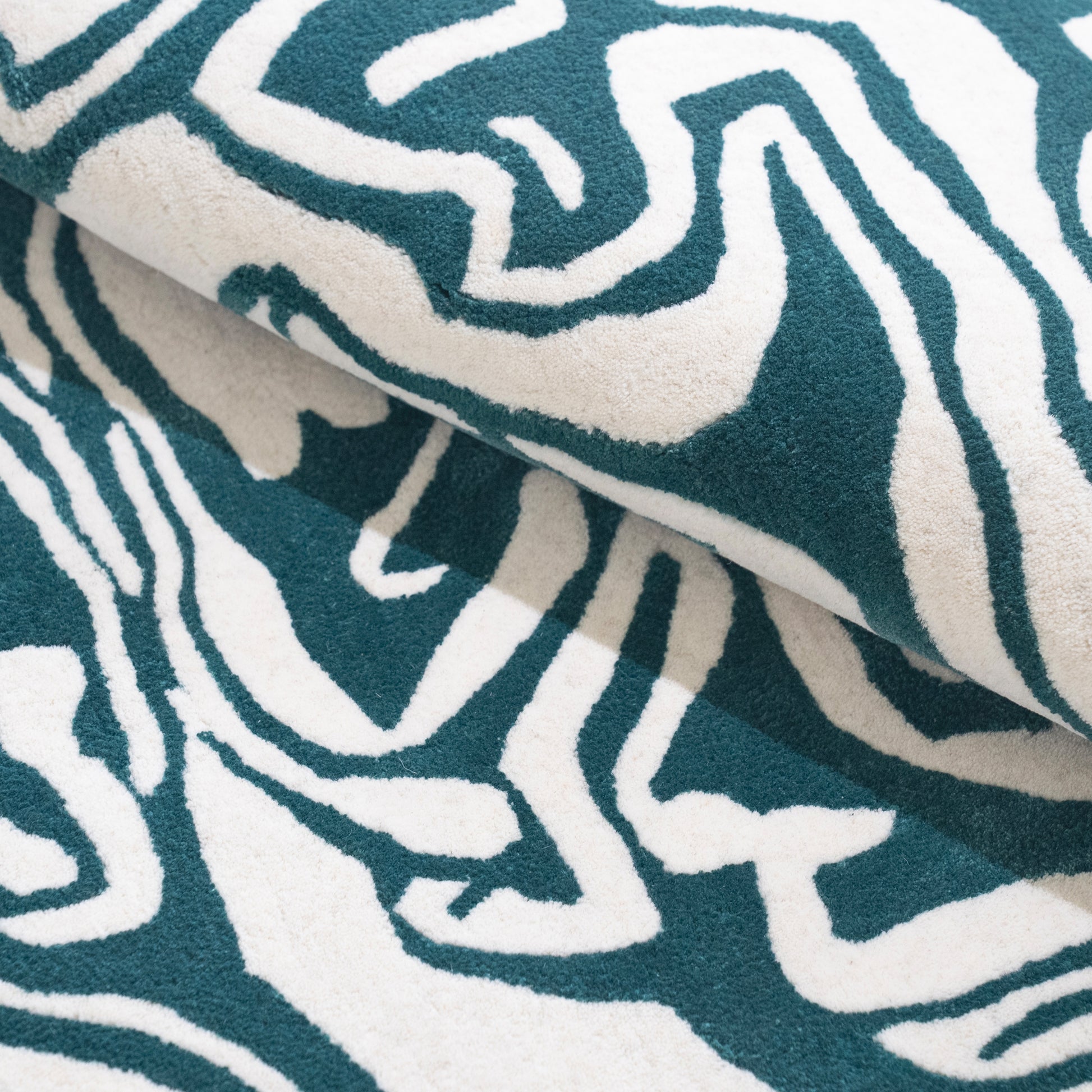 Amoeba Rug – hand-tufted multicolour shaped rug by Ohana