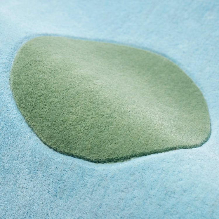 Blue Blossom Rug Wool – hand-tufted blue flower-shaped rug by Ohana
