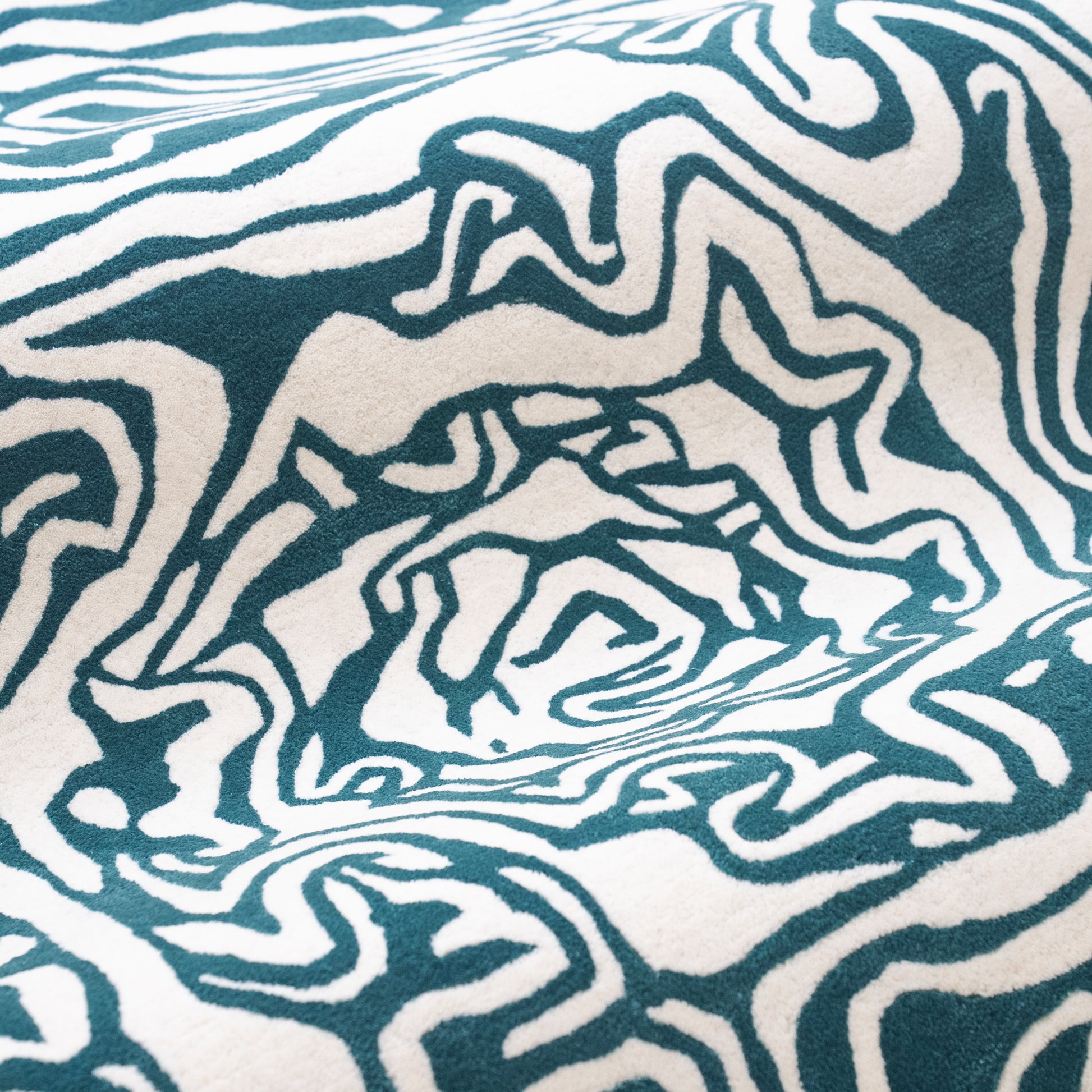 Amoeba Rug – hand-tufted multicolour shaped rug by Ohana