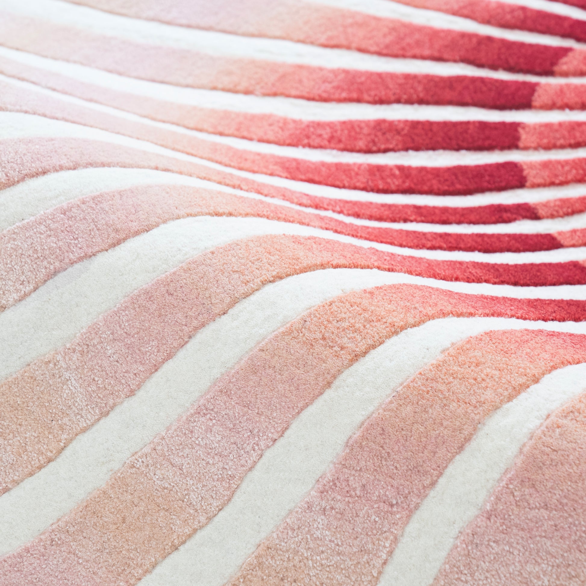 Queen Scallop Rug – hand-tufted multicolour shaped rug by Ohana