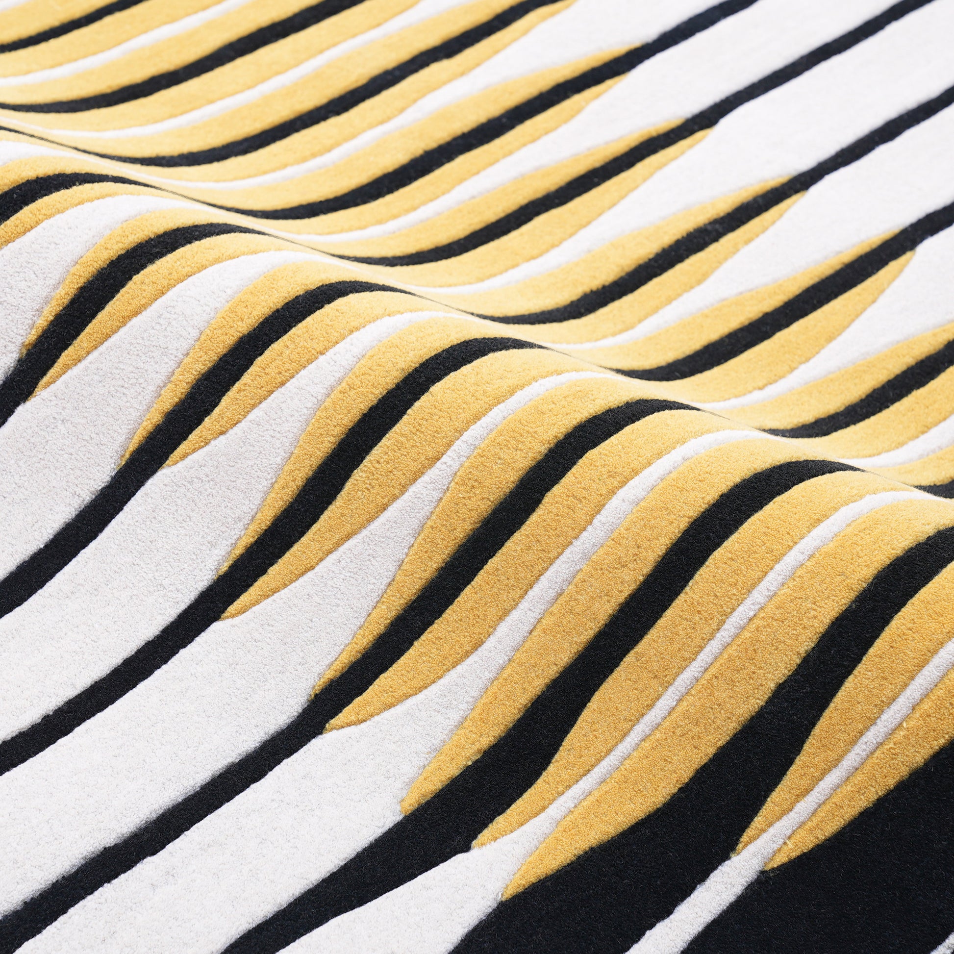 Vesica Black Rug – hand-tufted black rectangular rug by Ohana