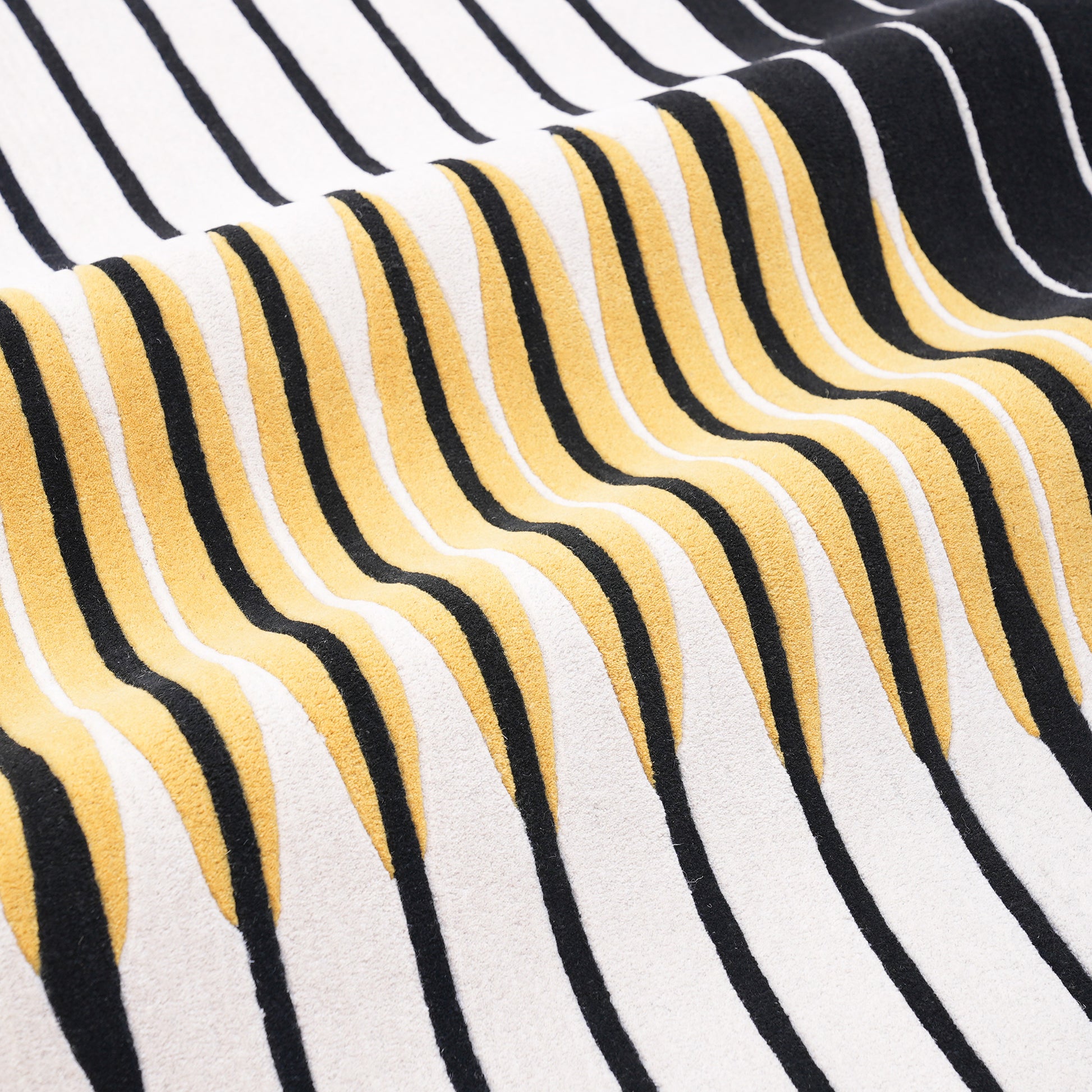 Vesica Black Rug – hand-tufted black rectangular rug by Ohana