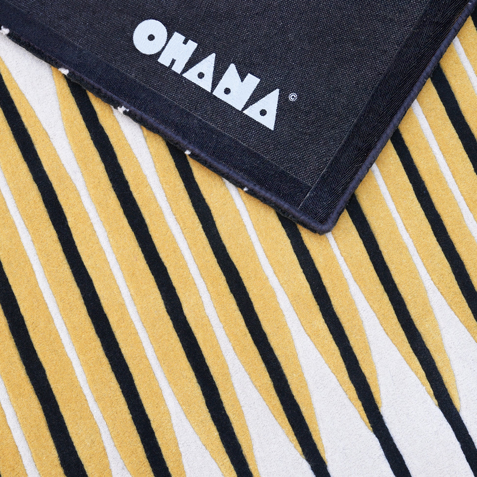 Vesica Black Rug – hand-tufted black rectangular rug by Ohana